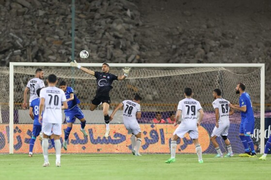 دیدار تیم های فوتبال استقلال و آلومینیوم