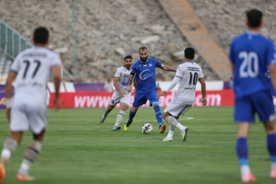 دیدار تیم های فوتبال استقلال و آلومینیوم