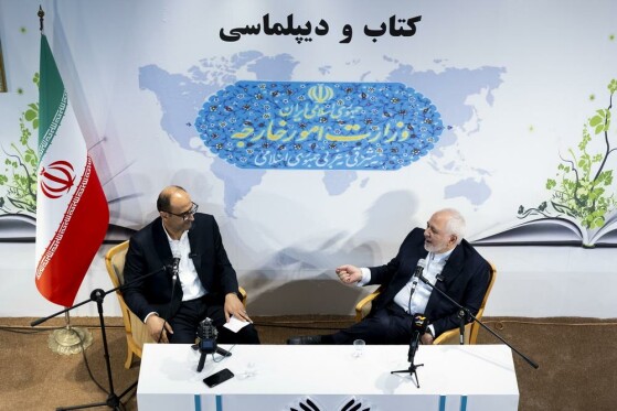 محمد جواد ظریف در غرفه وزارت امور خارجه در نمایشگاه کتاب