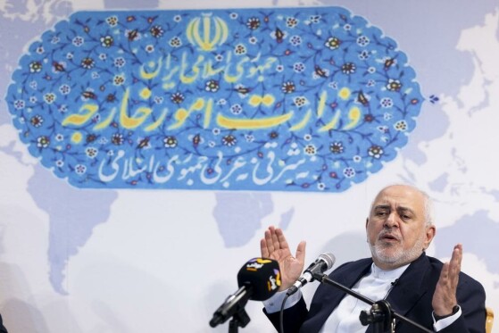 محمد جواد ظریف در غرفه وزارت امور خارجه در نمایشگاه کتاب