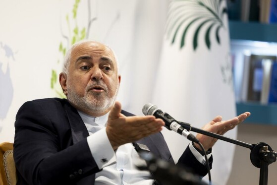 محمد جواد ظریف در غرفه وزارت امور خارجه در نمایشگاه کتاب