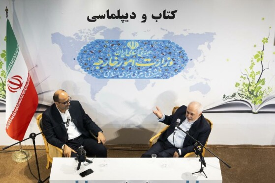 محمد جواد ظریف در غرفه وزارت امور خارجه در نمایشگاه کتاب