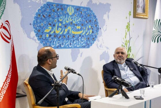 محمد جواد ظریف در غرفه وزارت امور خارجه در نمایشگاه کتاب