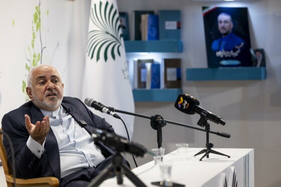 محمد جواد ظریف در غرفه وزارت امور خارجه در نمایشگاه کتاب