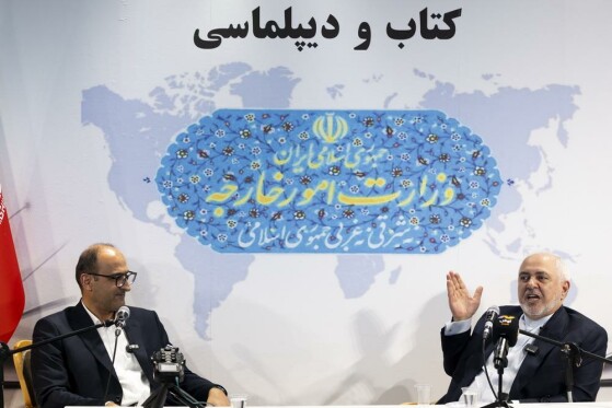 محمد جواد ظریف در غرفه وزارت امور خارجه در نمایشگاه کتاب