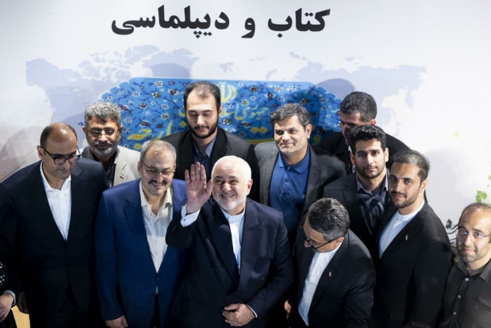 محمد جواد ظریف در غرفه وزارت امور خارجه در نمایشگاه کتاب