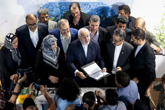 محمد جواد ظریف در غرفه وزارت امور خارجه در نمایشگاه کتاب