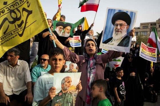 تجمع مردم تهران در حمایت از نیروهای مسلح در اجرای عملیات غرورآفرین «بشارت فتح»