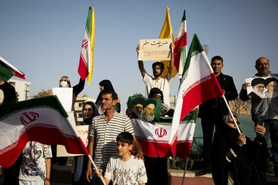 تجمع مردم تهران در حمایت از نیروهای مسلح در اجرای عملیات غرورآفرین «بشارت فتح»