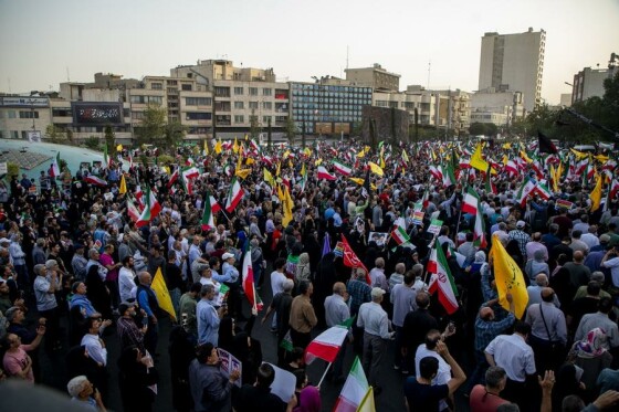 تجمع مردم تهران در حمایت از نیروهای مسلح در اجرای عملیات غرورآفرین «بشارت فتح»