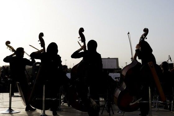 اجرای ارکستر سمفونیک تهران به رهبری نصیر حیدریان در محوطه برج آزادی