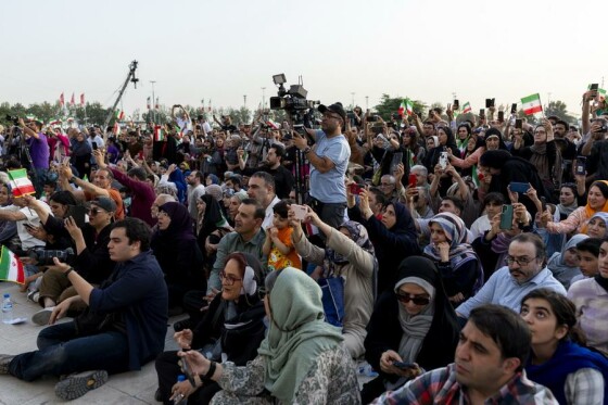 اجرای ارکستر سمفونیک تهران به رهبری نصیر حیدریان در محوطه برج آزادی