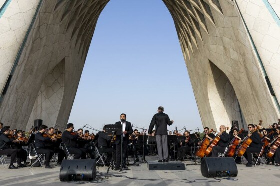 اجرای ارکستر سمفونیک تهران به رهبری نصیر حیدریان در محوطه برج آزادی