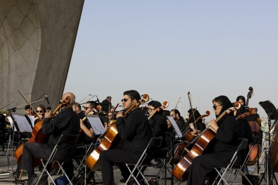 اجرای ارکستر سمفونیک تهران به رهبری نصیر حیدریان در محوطه برج آزادی