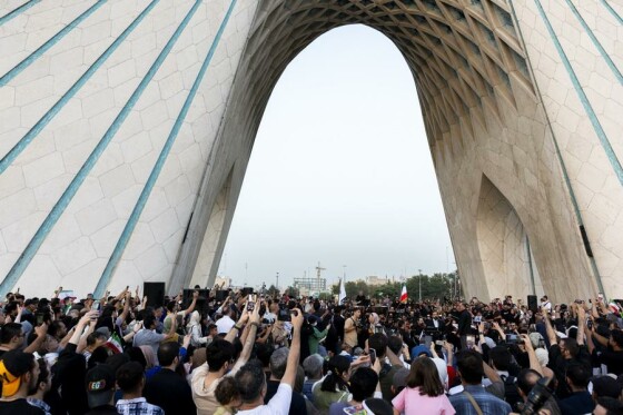 اجرای ارکستر سمفونیک تهران به رهبری نصیر حیدریان در محوطه برج آزادی