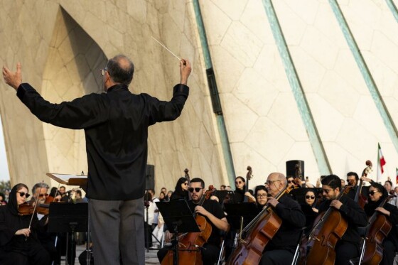 اجرای ارکستر سمفونیک تهران به رهبری نصیر حیدریان در محوطه برج آزادی