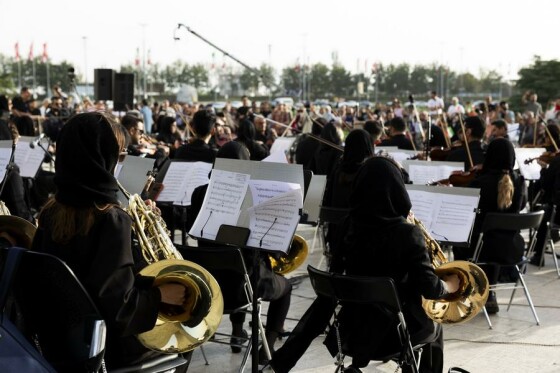 اجرای ارکستر سمفونیک تهران به رهبری نصیر حیدریان در محوطه برج آزادی