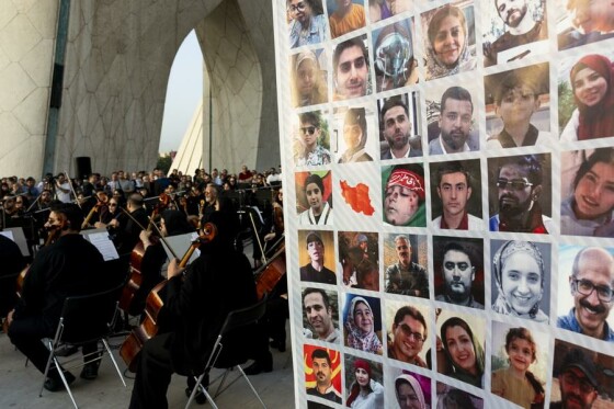 اجرای ارکستر سمفونیک تهران به رهبری نصیر حیدریان در محوطه برج آزادی