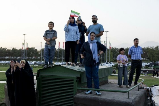 اجرای ارکستر سمفونیک تهران به رهبری نصیر حیدریان در محوطه برج آزادی