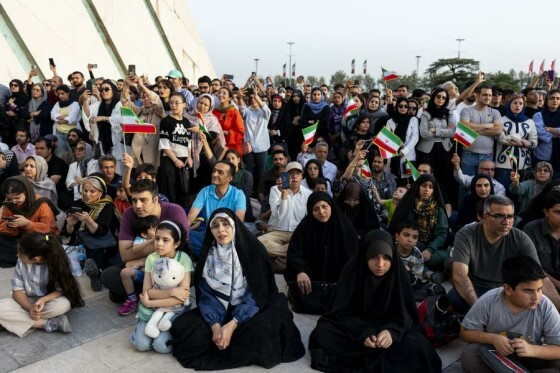 اجرای ارکستر سمفونیک تهران به رهبری نصیر حیدریان در محوطه برج آزادی