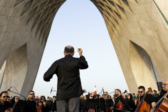اجرای ارکستر سمفونیک تهران به رهبری نصیر حیدریان در محوطه برج آزادی