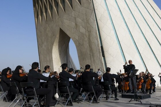 اجرای ارکستر سمفونیک تهران به رهبری نصیر حیدریان در محوطه برج آزادی