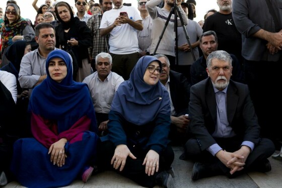 اجرای ارکستر سمفونیک تهران به رهبری نصیر حیدریان در محوطه برج آزادی