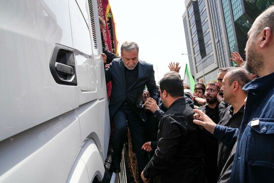 ادای احترام عراقچی به شهدای اقتدار