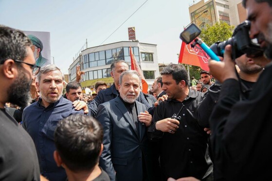 ادای احترام عراقچی به شهدای اقتدار