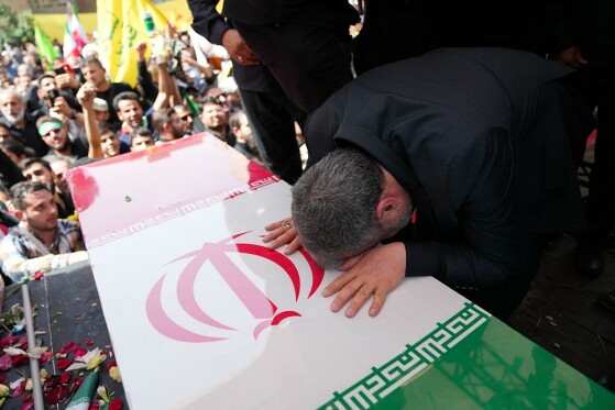 ادای احترام عراقچی به شهدای اقتدار