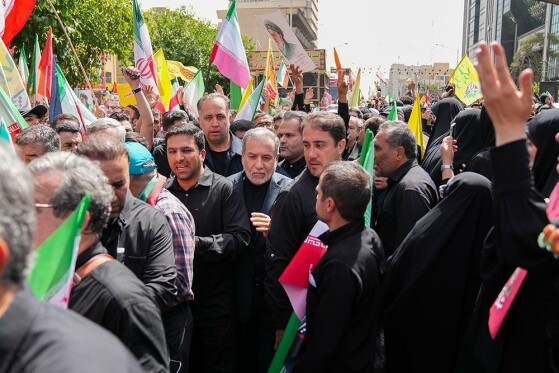 ادای احترام عراقچی به شهدای اقتدار