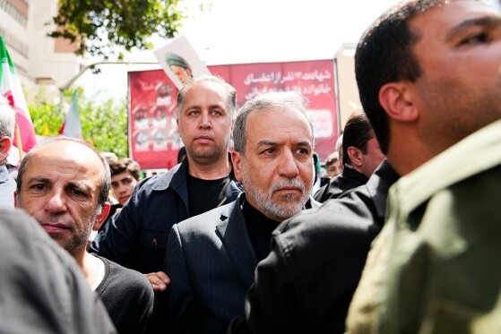 ادای احترام عراقچی به شهدای اقتدار