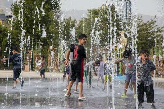 پارک آب و آتش؛ پناهگاه کودکان در موج گرمای تهران