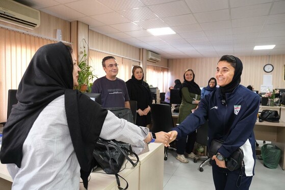 نگین زندی بازیکن تیم ملی فوتبال بانوان ایران در موسسه ایران
