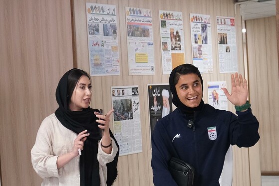 نگین زندی بازیکن تیم ملی فوتبال بانوان ایران در موسسه ایران