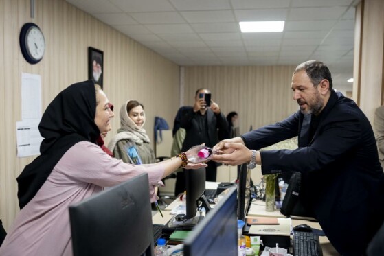 بازدید رئیس شورای عالی استان ها از روزنامه ایران