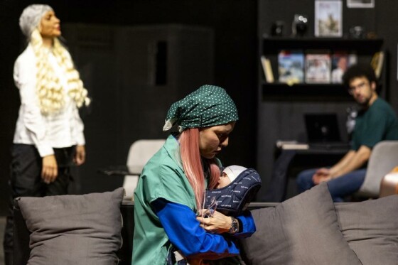 نمایش «لحظه درنگ می‌کند»