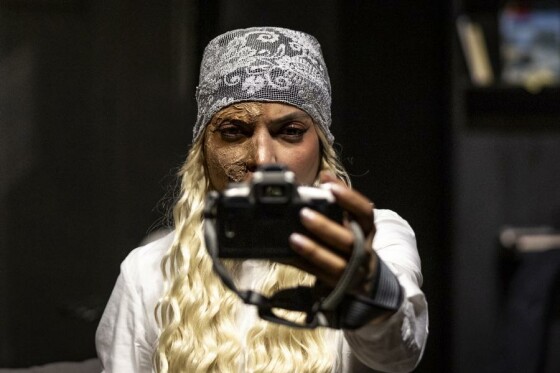 نمایش «لحظه درنگ می‌کند»