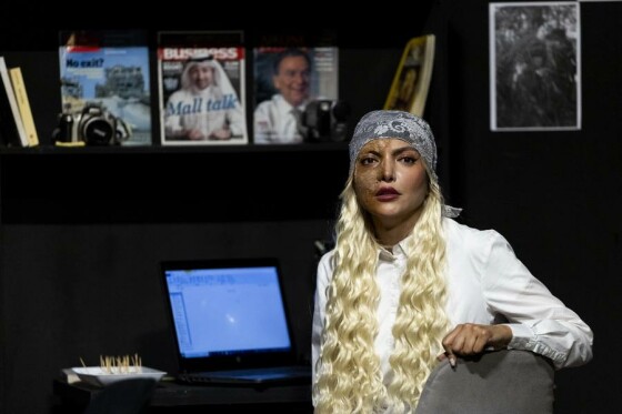 نمایش «لحظه درنگ می‌کند»