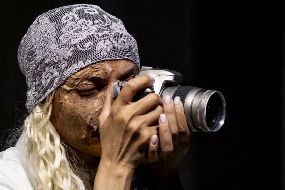 نمایش «لحظه درنگ می‌کند»