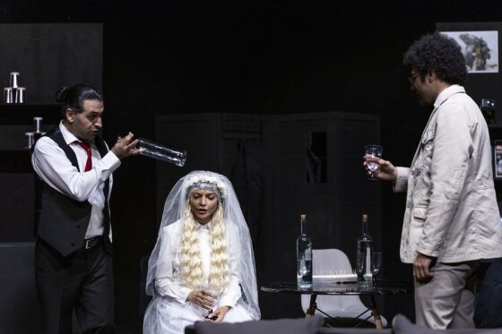 نمایش «لحظه درنگ می‌کند»