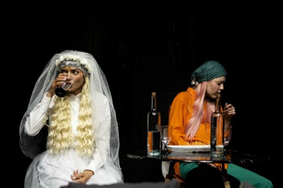 نمایش «لحظه درنگ می‌کند»