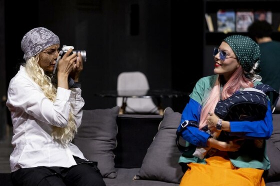 نمایش «لحظه درنگ می‌کند»