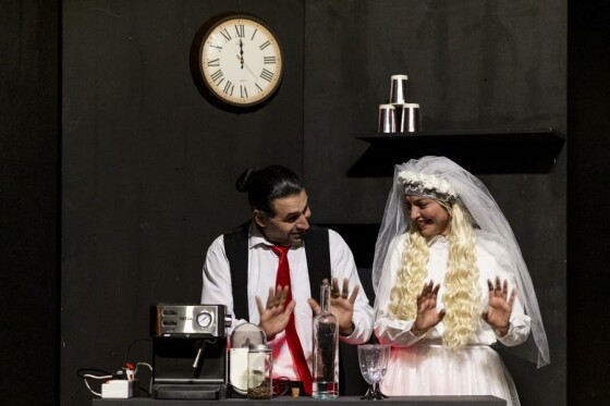 نمایش «لحظه درنگ می‌کند»