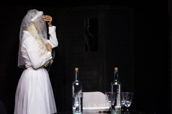 نمایش «لحظه درنگ می‌کند»