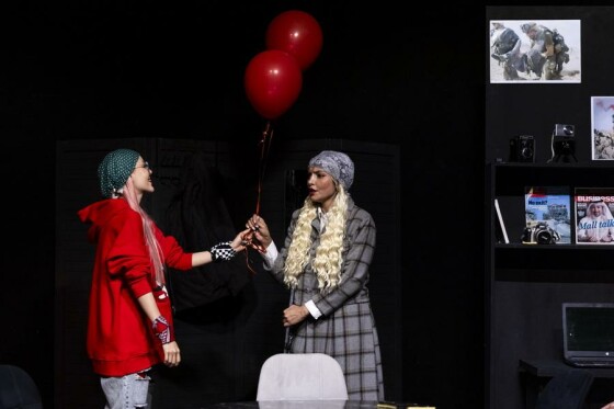 نمایش «لحظه درنگ می‌کند»