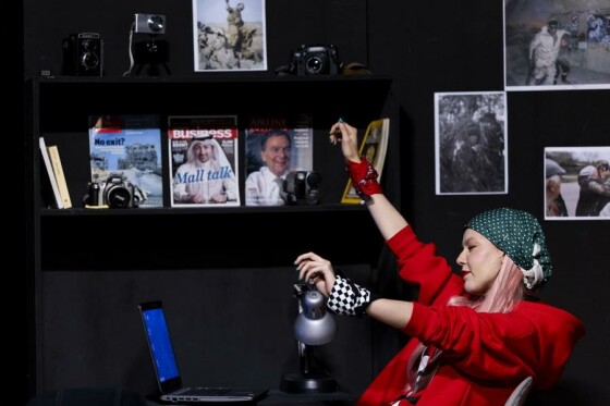 نمایش «لحظه درنگ می‌کند»