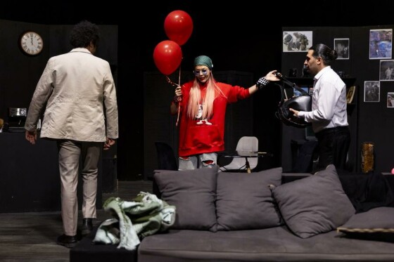 نمایش «لحظه درنگ می‌کند»