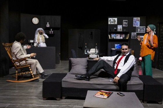 نمایش «لحظه درنگ می‌کند»