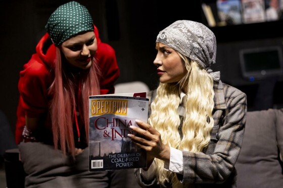 نمایش «لحظه درنگ می‌کند»